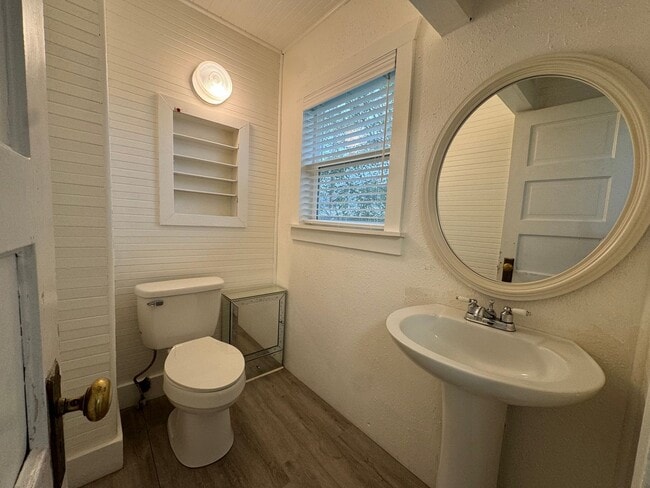 Building Photo - Charming 4 bedroom home