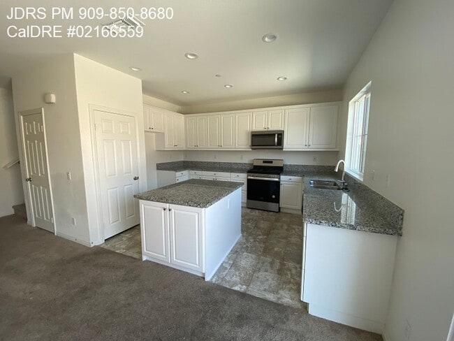Building Photo - Ontario 4 Bedroom Home