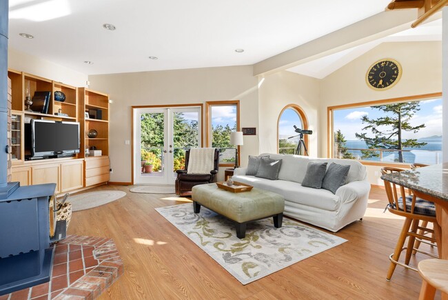 Building Photo - One Acre of Gorgeous Views and a Spacious ...