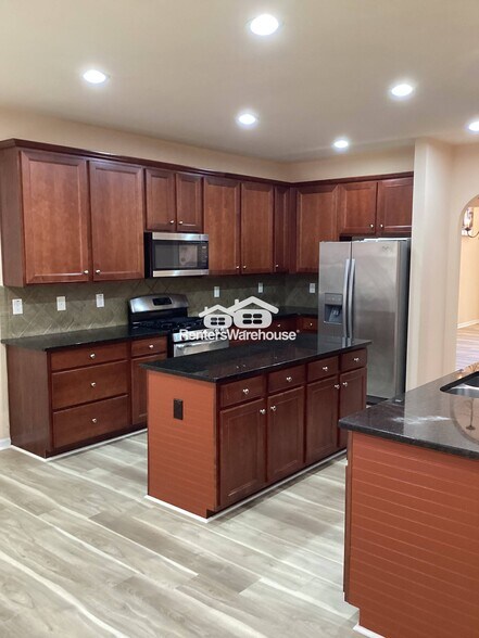 Building Photo - 4470 Hedgewood Dr
