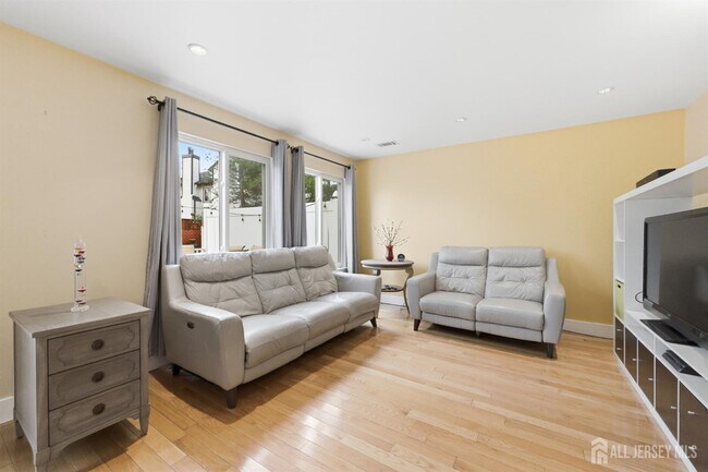 Building Photo - 10 Coventry Ct