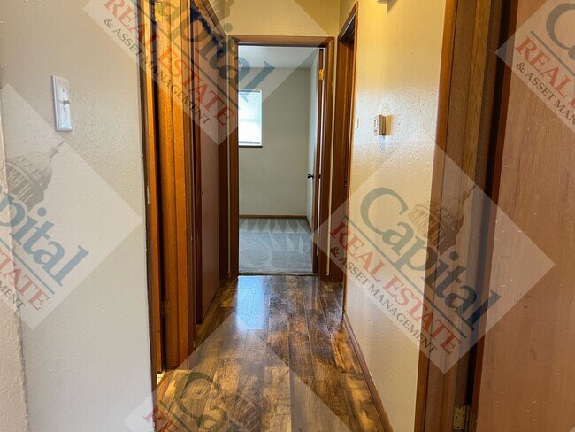 Building Photo - Charming 3 Bedroom