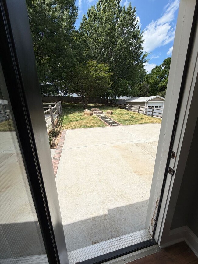 Building Photo - Charming & Spacious 3-Bedroom Home with a Large Fenced Yard!