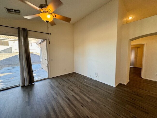 Building Photo - Awesome 3 Bedroom, 2 Bathroom 1 story home...