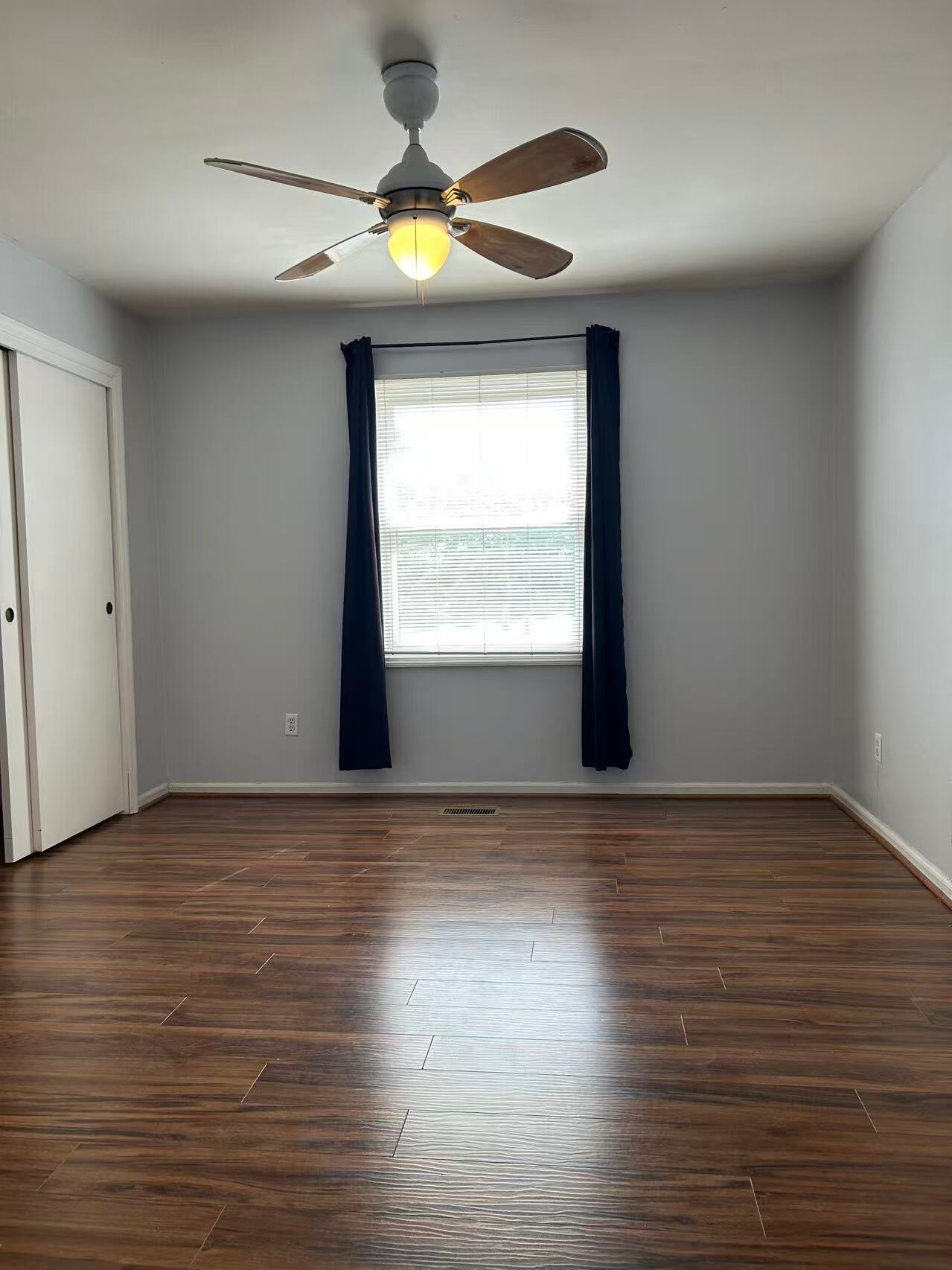 Building Photo - 991 Manor Ln
