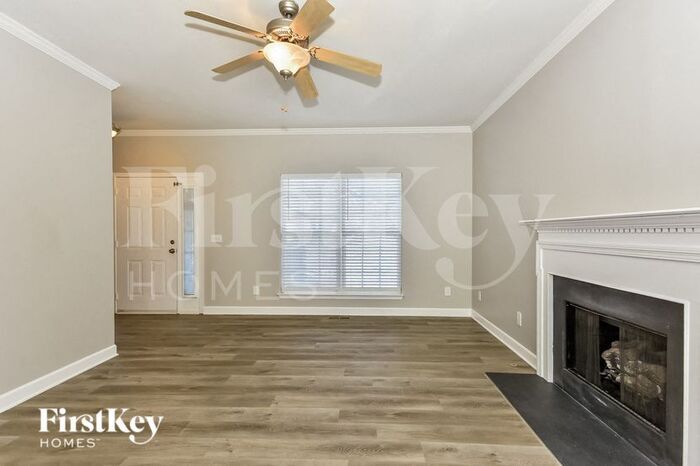 Building Photo - 811 Royal Oaks Dr