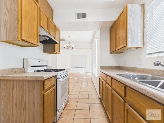 Building Photo - Single Family Home Available Now!