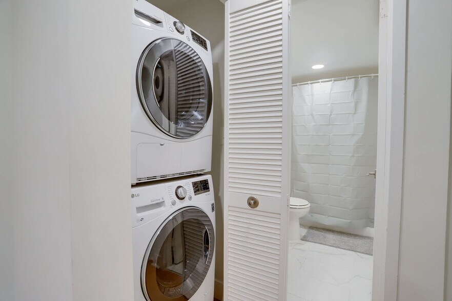 Building Photo - 320 23rd St S