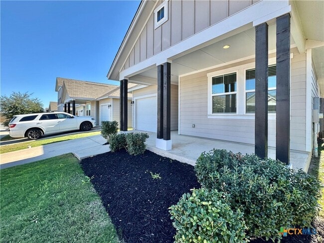 Building Photo - 320 La Escalera Dr