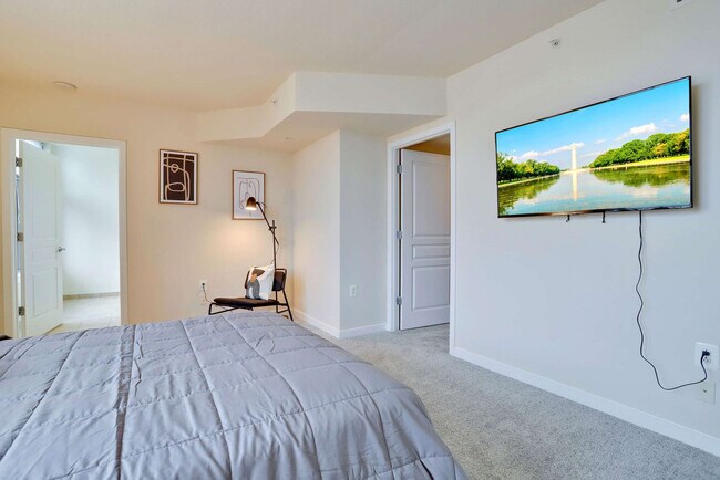 Building Photo - 550 14th St S