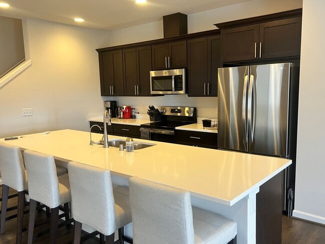 Building Photo - Beautiful Sunridge Townhome in Kent.