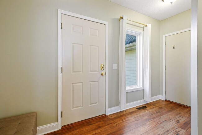 Building Photo - Pet-Friendly 3BR, 1/3.4 Home in Apple Vall...
