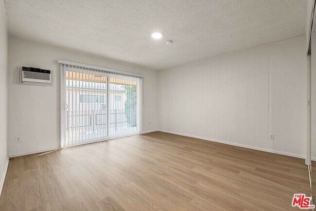 Building Photo - 15540 Moorpark St