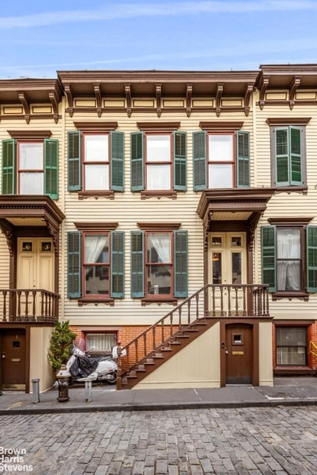 Building Photo - Townhouse Treasure