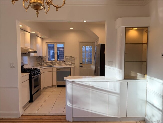 Building Photo - 76-12 175th St