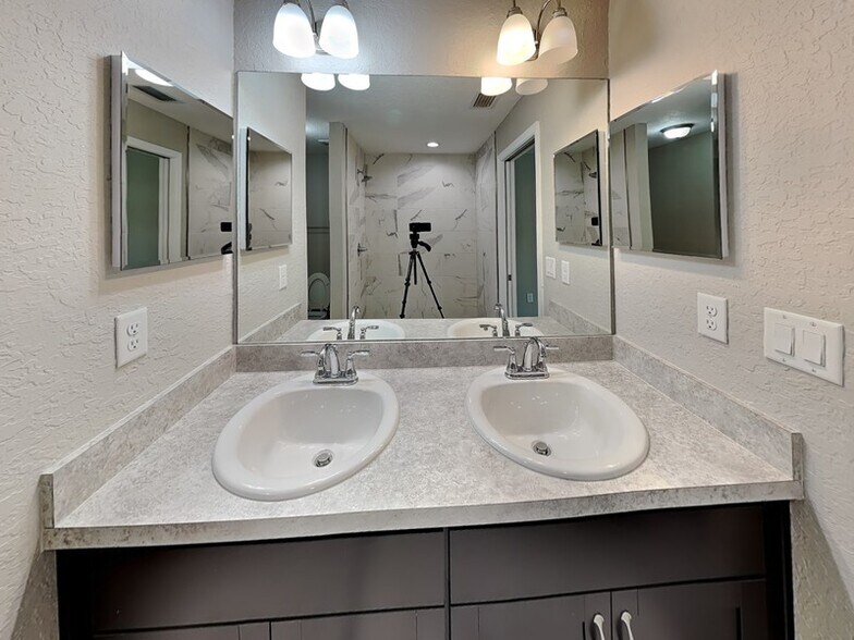 Building Photo - 3099 W Viking Ln