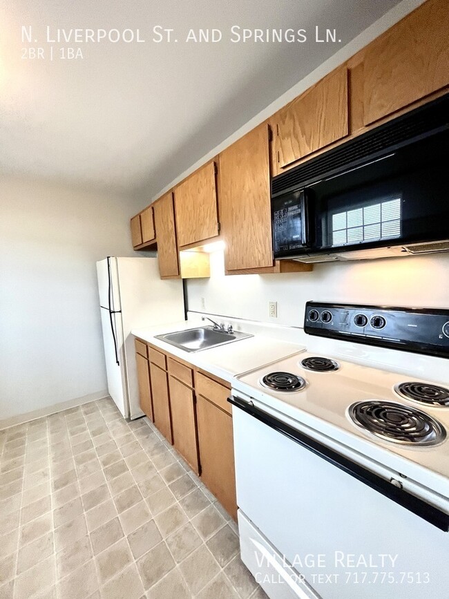 Building Photo - No steps! Affordable 2-Bed Convenient to I...