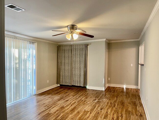 Building Photo - 520 Valmar St