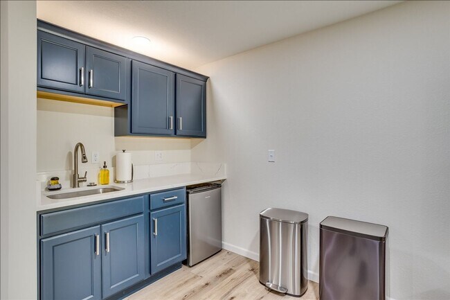 Building Photo - BEAUTIFUL 5 BEDROOM HOME  WITH LAKE VIEW A...