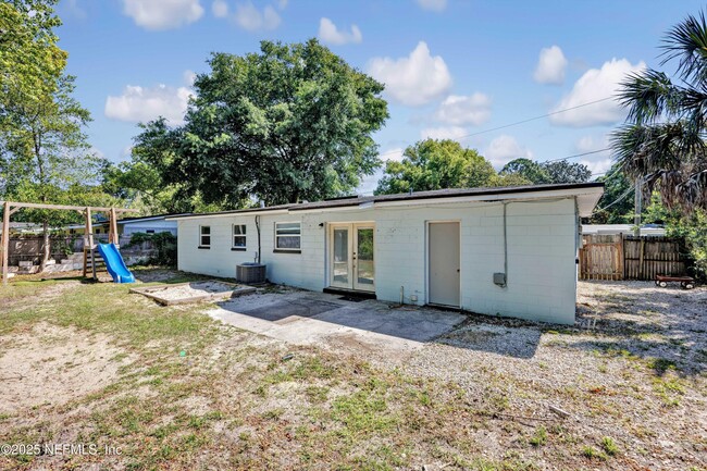 Building Photo - 2930 Wycombe Dr W
