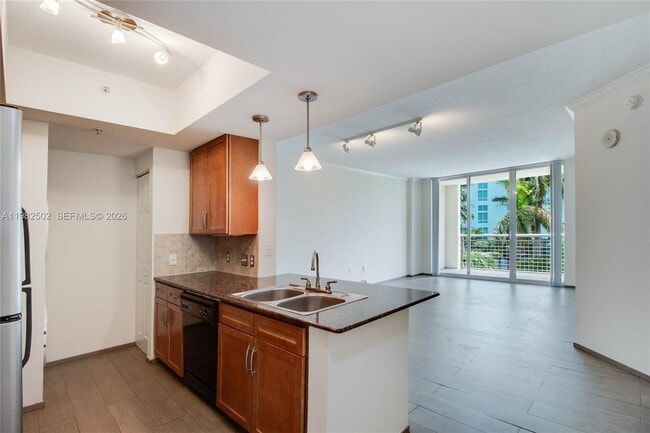 Building Photo - 2000 N Bayshore Dr