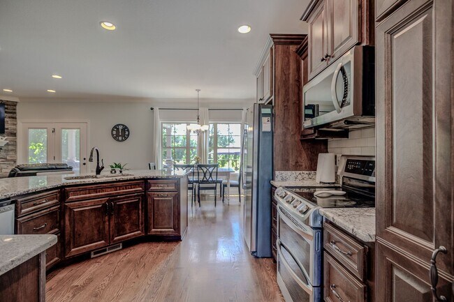 Building Photo - Fully Furnished, Short Term Rental, 1 Mont...