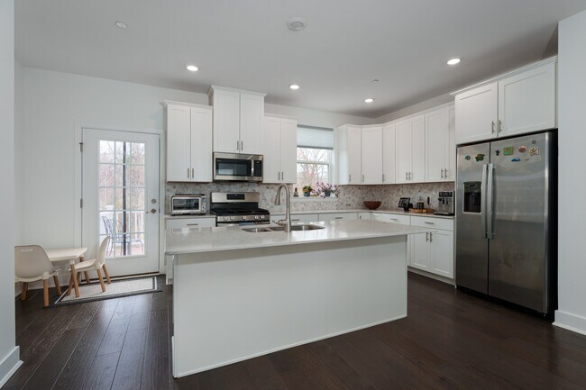 Building Photo - 1907 Swales Ct