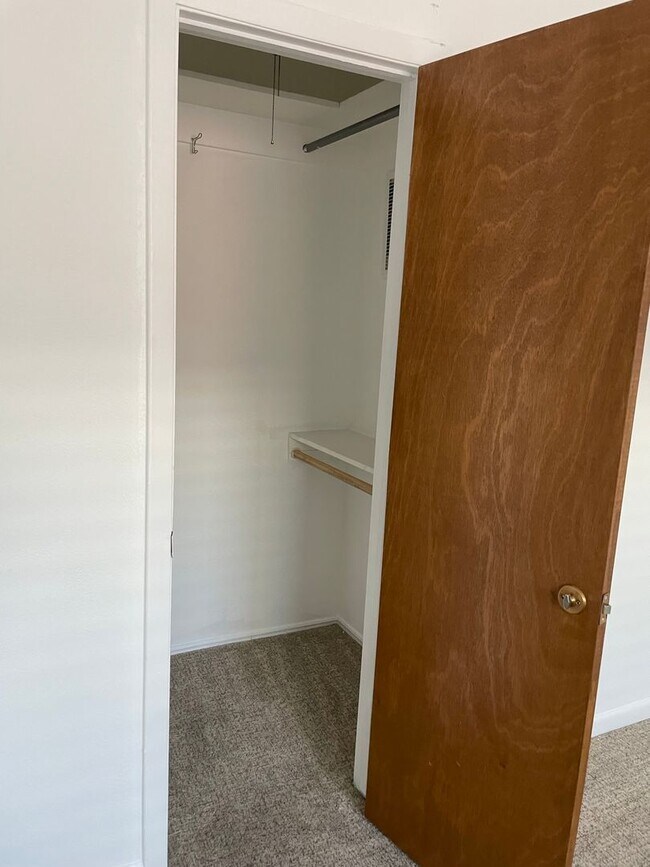 Building Photo - Open floorplan/Huge yard/Lots of Storage/Fireplace