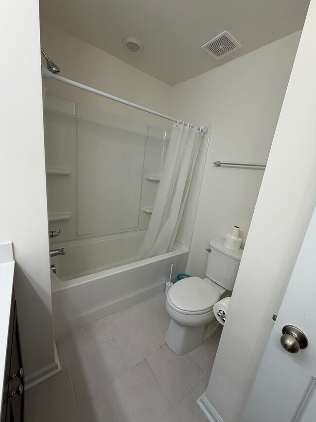 Building Photo - Beautiful 3 Bed / 2.5 Bath Townhome in Foxbank Plantation