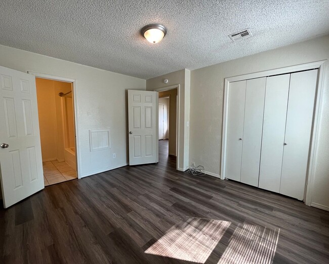 Building Photo - 3 Bedroom duplex!!