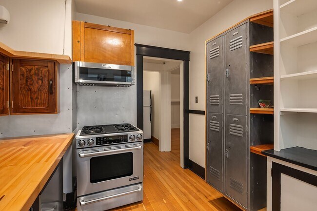 Building Photo - Charming 3 Bedroom In The Heart Of Stadium...