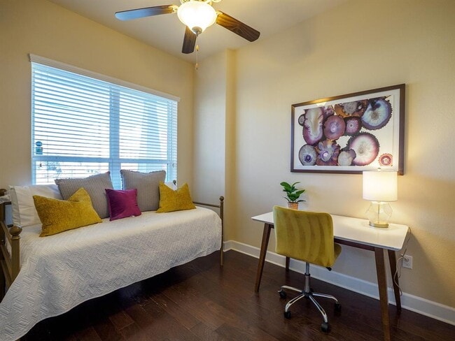 Building Photo - 5605 Roosevelt Ave