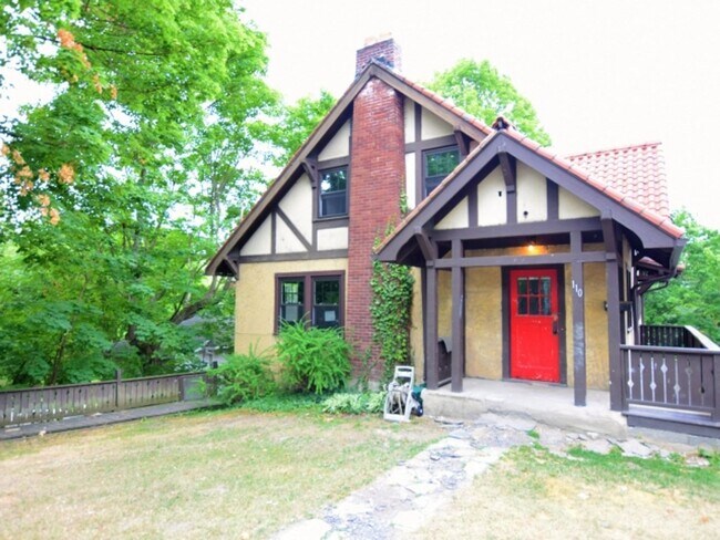 Building Photo - Three Bedroom One Bath