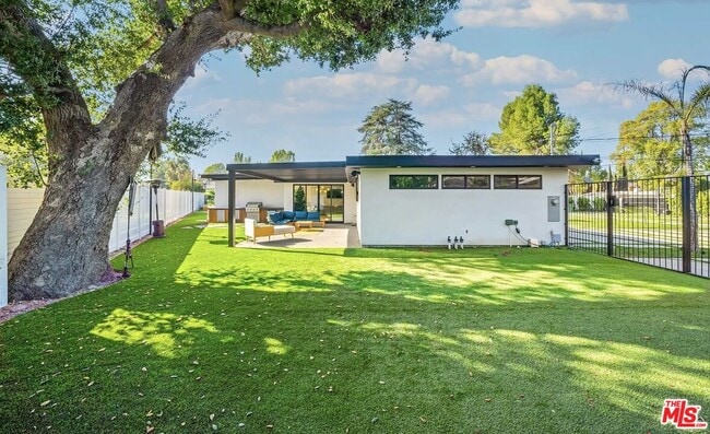 Building Photo - 22616 Oxnard St