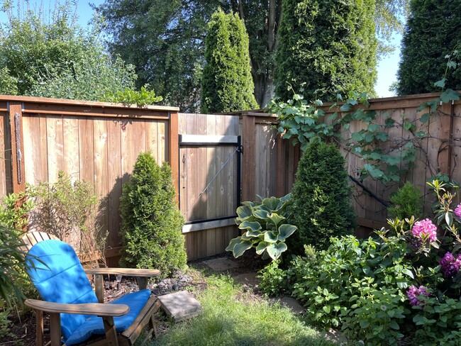 your private patio / fence in yard - 8564 N Richmond Ave