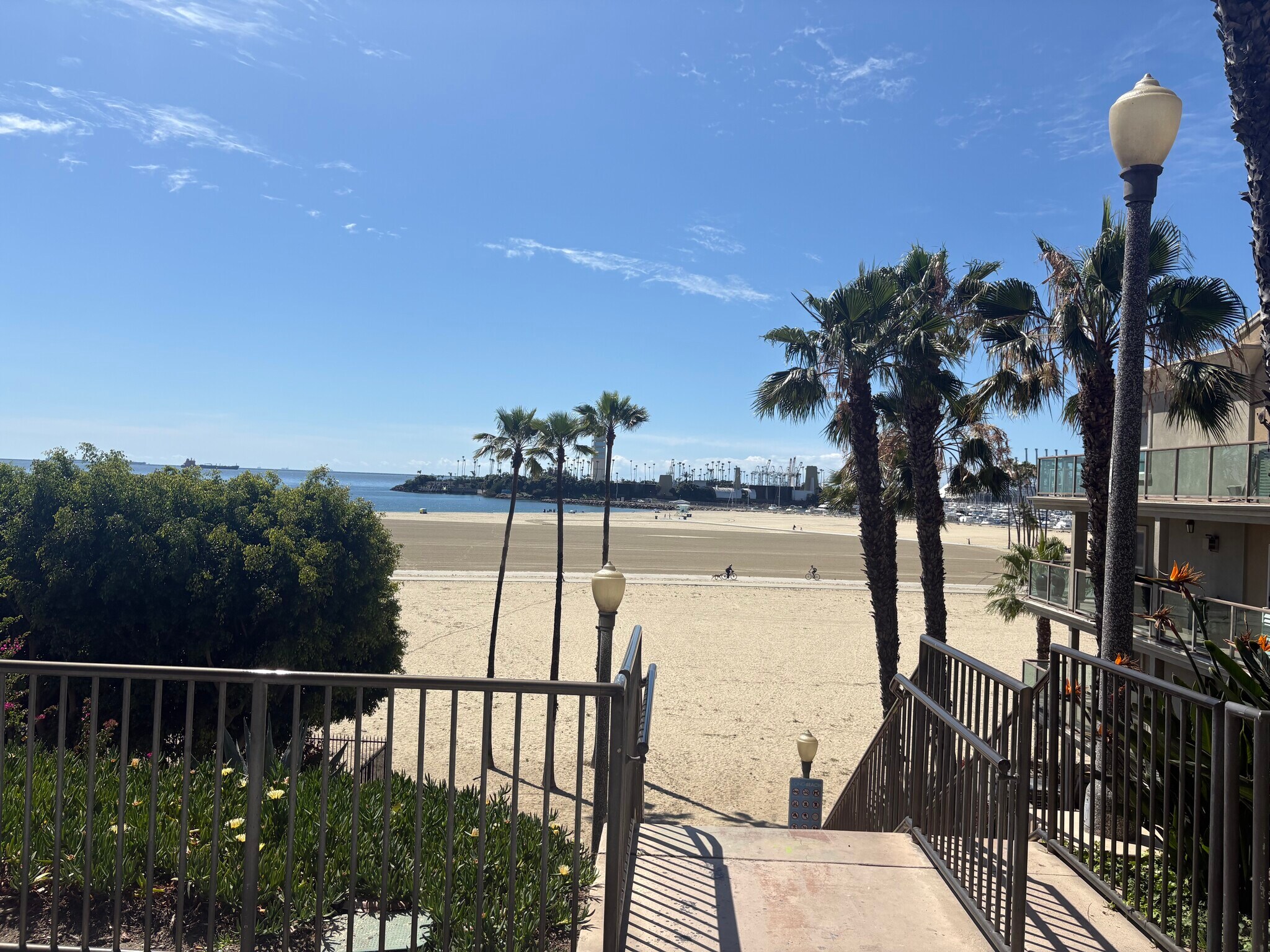 Building Photo - 933 E 1st St