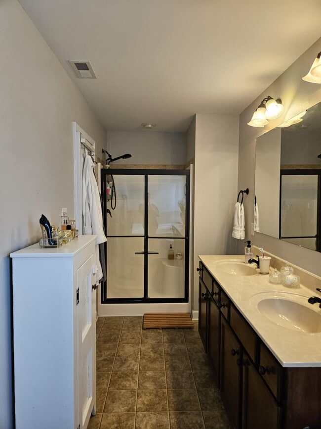 Building Photo - 307 First Post Rd