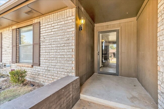 Building Photo - Adorable Yukon Home
