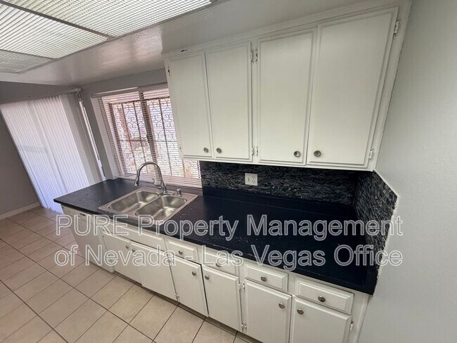 Building Photo - 1405 E Vegas Valley Dr