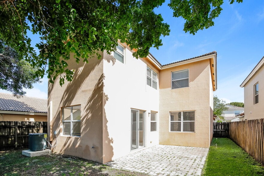 Building Photo - 1911 SE 14th Ct