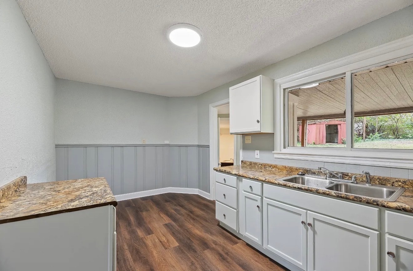 Building Photo - 1829 River Dr