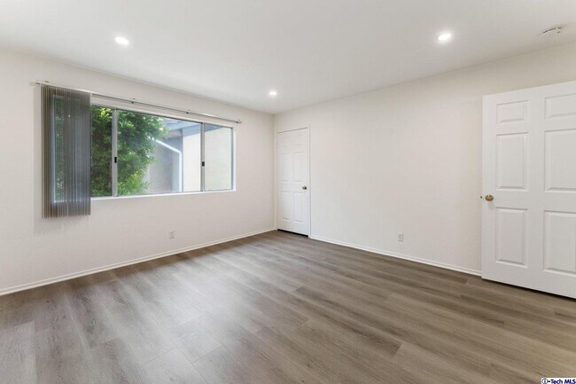 Building Photo - 731 E Cypress Ave