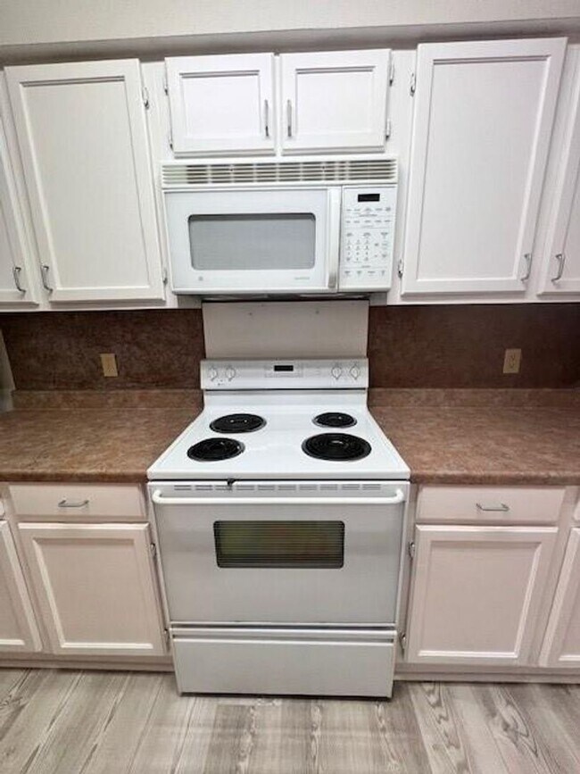 Building Photo - Move-in Ready 3 bed/ 2.5 bath home