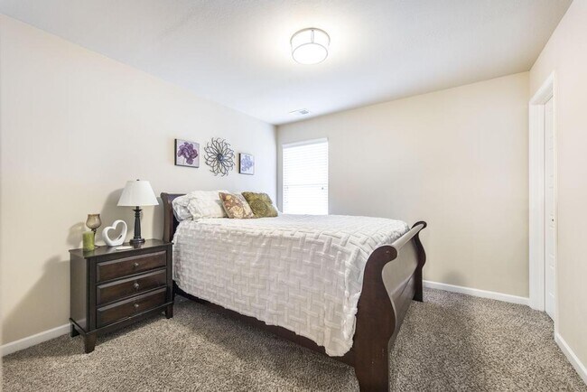 Building Photo - "Spacious 4-Bedroom Home with Granite Coun...