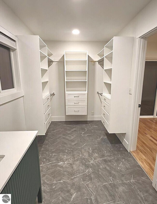 Building Photo - 1408 Lake Dr