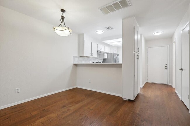 Building Photo - 7122 Wood Hollow Dr