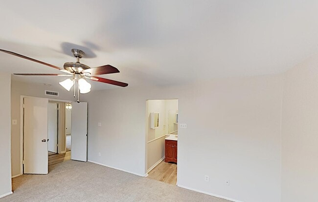 Building Photo - MOVE IN READY