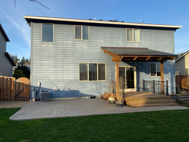 Building Photo - Beautiful 3 bedroom with bonus loft area i...