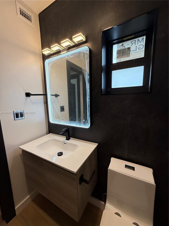 Building Photo - 512 NW 2nd Ave