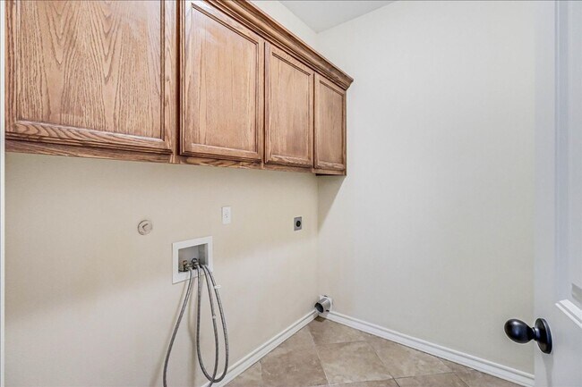 Building Photo - 5834 Aava Dr